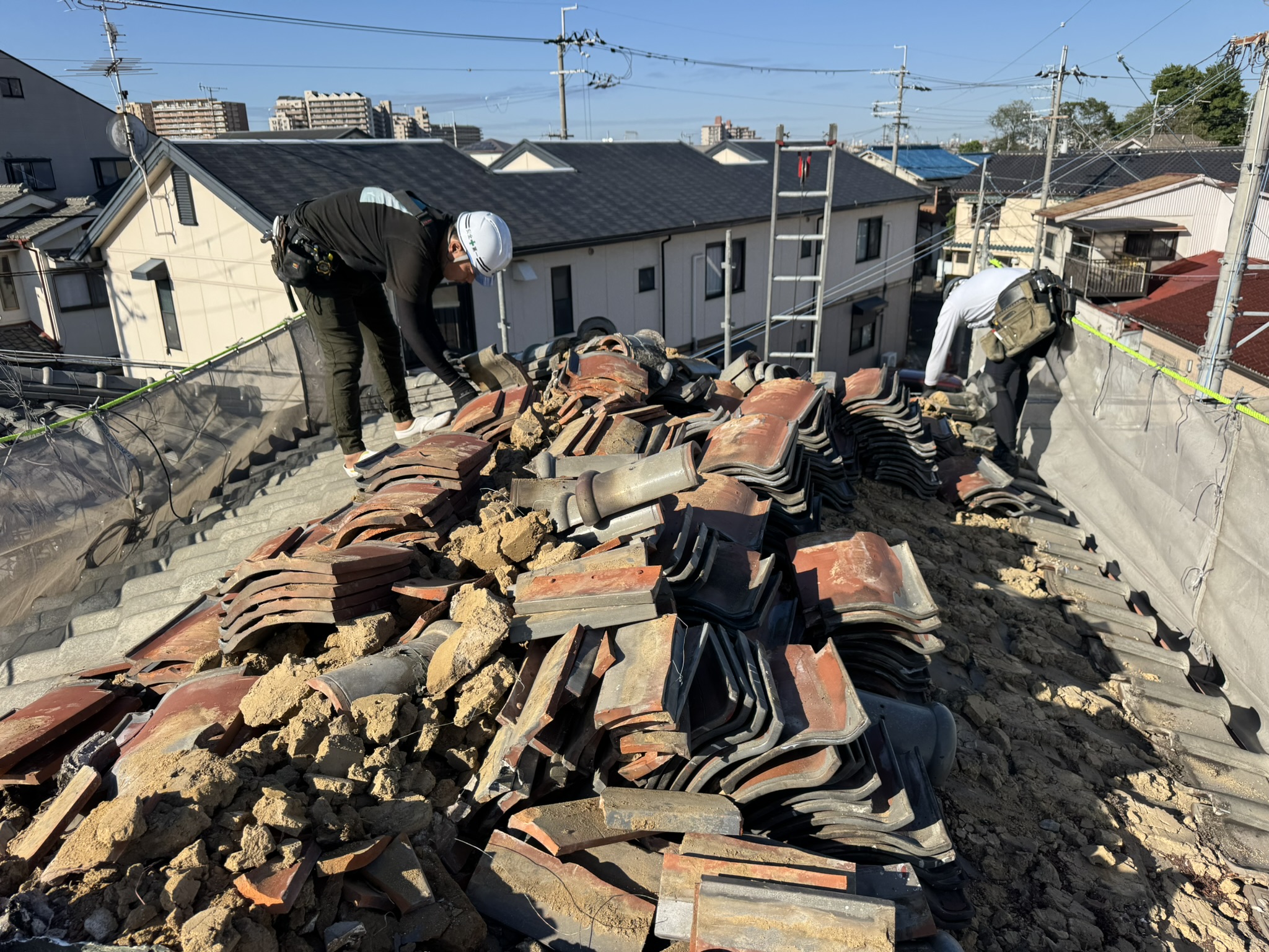 大阪府八尾市　屋根葺き替え工事　工事中　瓦下ろし
