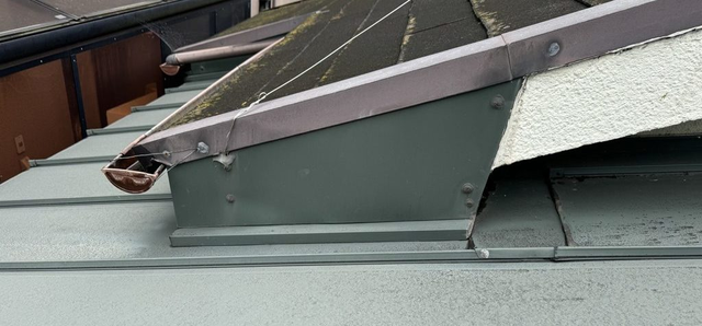 谷板金　雨漏り修理before